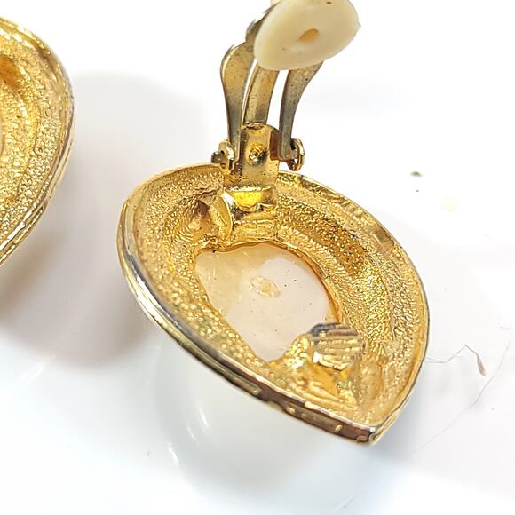 Vintage Navy and Gold Clip-on Earrings, Pearl Center, Retro Teardrop Design - Picture 8 of 10